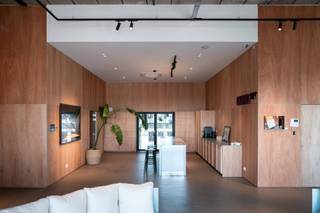 Achter een iconische architecturale gevel schuilt een exclusieve co-workingkantoorruimte, verdeeld over maar liefst drie niveaus. Een omgeving...