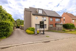 Duplex appartement van 174 m² in centrum Westmalle met 4 slaapkamers en ruim terras!Indeling appartement:Via de aparte inkomhal komt u langs de trap...