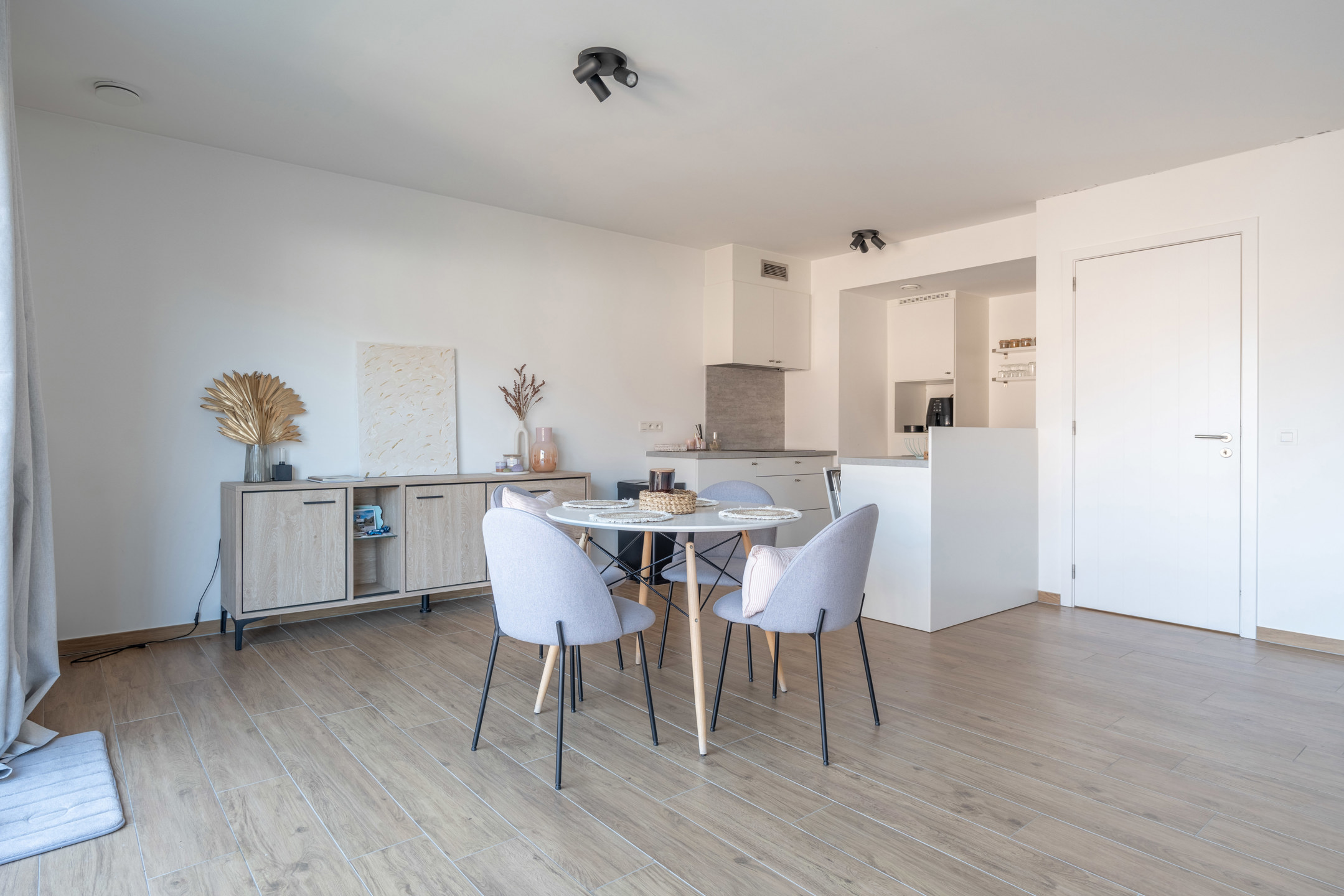 Modern 2-slaapkamer appartement met terras en staanplaats. - foto 4