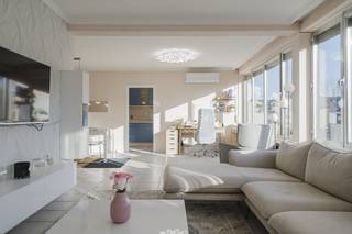 Het appartement beschikt over een bewoonbare oppervlakte van maar liefst 135m² en geniet van ruime woonvolumes die zorgen voor een...