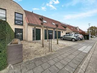 Rustig wonen in een doodlopende straat, met alle comfort binnen handbereik. Deze verzorgde woning verwelkomt je via de inkomhal met gastentoilet en leidt naar een lichtrijke leefruimte met gezellige zit- en eethoek – een plek waar je je meteen thuis voelt. De volledig geïnstalleerde keuken sluit naadloos aan en biedt toegang tot de garage én een aangenaam zicht op de onderhoudsvriendelijke tuin.<br />Op de eerste verdieping vind je drie volwaardige slaapkamers en een stijlvolle badkamer met douche, bad, lavabo en toilet. Extra bergruimte is voorzien via de praktische zolder, bereikbaar via een luik.<br />De tuin met terras en tuinhuis vormt een fijne buitenruimte waar je moeiteloos ontspant of geniet van lange zomeravonden. Parkeren kan handig op de oprit voor één wagen. <br /><br />Extra troeven<br /><br />
<ul>
<li>zonnepanelen</li>
<li>regenwaterput</li>
<li>zonneluifel</li>
<li>rustige ligging</li>
<li>kindvriendelijke wijk</li>
<li>nabij invalswegen, scholen, winkels</li>
<li>uitstekende ligging op slecht 0,5km van het centrum van Sint-Andries en op 4 km van Brugge</li>
</ul>
<br />Deze woning is te koop ZONDER makelaar via het concept van Smart Houses. Wenst u verdere inlichtingen of een bezoek? Contacteer rechtstreeks de eigenaar via kosterijstraat-26@hotmail.com