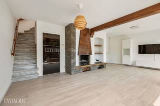 <p><span>In het hart van Schilde vind je dit verzorgde duplex appartement met twee ruime slaapkamers. Een fijne thuisbasis waar licht, ruimte en een centrale ligging mooi samenkomen.</span></p><h2><span>Centraal wonen met ruimte en licht.</span></h2><p><span>Je betreedt het appartement op de eerste verdieping via de inkomhal met apart gastentoilet. De lichtrijke leefruimte voelt meteen aangenaam aan en krijgt extra sfeer dankzij het gezellige haardmeubel. Aansluitend bevindt zich de afzonderlijke, volledig ingerichte keuken, voorzien van recent vernieuwde toestellen.</span></p><h2><span>Een verdieping helemaal voor jezelf.</span></h2><p><span>Via de vaste trap bereik je de bovenverdieping, waar rust en ruimte centraal staan. Hier bevinden zich twee volwaardige slaapkamers, een praktische bergruimte met cv-ketel en de recent vernieuwde badkamer met ligbad, dubbele lavabo, toilet en aansluitingen voor wasmachine en droogkast.</span></p><p><span>Ook de vloeren van het appartement werden recent vernieuwd en geven het geheel een frisse en verzorgde uitstraling.</span></p><h2><span>Hartje Schilde, klaar om thuis te komen.</span></h2><p><span>Dankzij het gunstige EPC-label B woon je hier bovendien energiezuinig. De combinatie van twee ruime slaapkamers, het aangename duplexkarakter en de ligging midden in het centrum maakt dit appartement interessant voor zowel eigen bewoning als investering.</span></p><p><span>Achteraan het gebouw bevindt zich een afzonderlijke garagebox, verplicht mee aan te kopen aan €20.000.</span></p><p><span>Een comfortabele thuis met winkels, horeca en dagelijkse voorzieningen op wandelafstand. Alles dichtbij, en toch je eigen plek om thuis te komen.</span></p><h3><span>Benieuwd of dit jouw nieuwe thuis kan worden? Plan je bezoek met Immoir en kom het zelf ontdekken.</span></h3>
