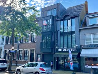 Middenin het centrum van Eeklo vindt u deze prachtige recente bel-étage-woning voorzien van al uw comfort!

Geniet van maximale lichtinval, veel woonoppervlakte, kwalitatieve afwerkingen en ruime terrassen voor-en achteraan waar u ten volle kan genieten van de zon.

Vanuit de trappenhal met toilet, komt u binnen in de ruime  woonplaats met zitplaats en eetkamer. De volledig uitgeruste keuken verleent u toegang tot het ruime terras achteraan. 

Op de tweede verdieping bevinden er zich twee ruime slaapkamers, een apart toilet en een badkamer met meubel en ligbad. 

De bovenste verdieping beschikt over twee ruime slaapkamers met prachtig uitzicht over de stad! Ook deze verdieping werd uitgerust met een apart toilet en een badkamer met inloopdouche en lavabo.

Als extra troef werd de woning uitgerust met zonnepanelen en is deze bel-étage een BEN-woning, die uw energieverbruik tot het minimum beperkt. Tenslotte kan u ook genieten van een inpandige fietsenberging. 

Interesse in deze magnifieke bel-étage? Maak online uw afspraak op unicum.be of stuur een e-mail naar verhuur@vastgoedunicum.be
