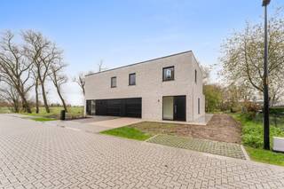 Nabij het centrum van Zarren, in een doodlopende straat omringd door groen bevinden zich deze moderne halfopen bebouwingen met zonnige tuinen.<br />Deze woningen zijn voorzien van een lichtrijke leefruimte met open keuken, inpandige garage en aansluitende keukenberging, 3 ruime slaapkamers, badkamer met bad en douche alsook apart toilet op de nachthal. De woning wordt volledig instapklaar afgewerkt. (foto's referentie voorgaande projecten).
<ul>
<li>Energiezuinige woning; </li>
<li>Groene omgeving nabij centrum; </li>
<li>Voorzien van een lucht-water warmtepomp; </li>
<li>Vloerverwarming op het gelijkvloers; </li>
<li>Regenwaterput 10.000 liter; </li>
<li>Oprit en terras reeds volledig aangelegd</li>
<li>Schilderwerken, verlichting en laminaat in de slaapkamers en nachthal inbegrepen! </li>
</ul>
Contacteer ons gerust voor meer informatie of om een afspraak in te plannen.