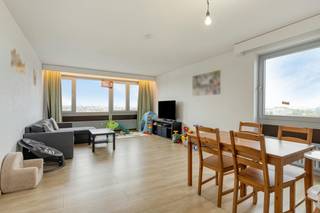 Te koop in Borgerhout - een instapklaar appartement met uitstekende EPC B score, dat gelegen is op een 13de verdieping met een mooi en weids zicht over Antwerpen!<br />Het appartement dat we hier te koop aanbieden in Borgerhout beschikt over volgende indeling:<br /><br />-inkomhal<br />-woonkamer <br />-ruime keuken<br />-badkamer voorzien van ligbad met douchefunctie, dubbele spoelbak en toilet<br />-apart toilet met handenwasser<br />-slaapkamer 1<br />-slaapkamer 2 met toegang naar het terras <br />-kelderberging<br />-mogelijkheid tot de aankoop van meerdere ondergrondse autostaanplaatsen aan €18.000<br /><br />Het appartement dat we hier te koop aanbieden in Borgerhout is gelegen op uitstekende locatie nabij winkels, scholen, sportfaciliteiten, openbaar vervoer, belangrijke in- en uitvalswegen.<br /><br />TROEVEN:<br />-momenteel verhuurd aan €800/maand<br />-ruim 2 slaapkamer appartement met terras op centrale locatie, in een rustige enkel richtingsstraat.<br />-zeer goed onderhouden gebouw; recente ketel (2024), dak conform en voorzien van isolatie, liften conform.<br />-recent vernieuwde ramen<br />-fietsenberging in het gebouw<br />-EPC: 156 kWh/m²<br />-elektriciteit conform het AREI<br />-kelder inbegrepen<br />-autostaanplaatsen apart te koop<br /><br />EPC Joe Englishstraat 61 bus 13: 156 kWh / (m² jaar)<br /><br />Ben jij geïnteresseerd in dit vastgoed te koop in Borgerhout? Aarzel dan niet om ons te contacteren. Wij staan graag tot uw dienst.<br />Had u graag een gratis schatting van uw eigendom? Bel ons voor een vrijblijvend gesprek op 03/206.76.76 of mail naar schattingen@dewaele.com<br /><br /><br /><br />Bestuursmaatregelen in het maatregelenregister: nee