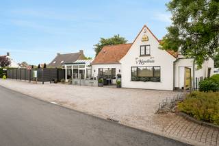 Topgelegen, aan tal van fiets- en wandelroutes: perfect onderhouden HORECAZAAK (EPC A!). Direct instapklaar (totaalrenovatie in 2017): handige parking, grote veranda, onderhoudsvriendelijk zonneterras, geïnstalleerde professionele keuken, 40 zonnepanelen, studio. Veel potentieel! Goeddraaiende tearoom, overname aandelen mogelijk, overname handelsfonds te bespreken (alles aanwezig, + hyper-geïnstalleerde keuken, koelcel,...). INDELING: mooi restaurantgedeelte met mooie bar, 2 sanitaire blokken,  professionele grote keuken, leverruimte, koelcel, extra doucheplaats, en boven bevindt zich nog een extra studiogedeelte. Op een boogscheut van Waregem, en de Leie. Bezoek na afspraak met IMMO BEGUIN: tessa@immobeguin.be