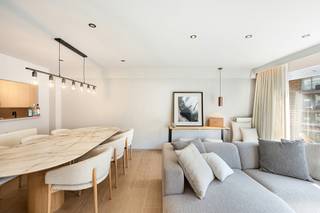 <p><span>Ruim appartement met twee slaapkamers, gelegen op een centrale locatie aan de Parmentierlaan, vlak bij winkels, het centrum en op wandelafstand van de Zeedijk.</span></p>
<p><span>Het appartement beschikt over een ruime en lichtrijke leefruimte met toegang tot het terras aan de voorzijde. De keuken werd recent gerenoveerd en is praktisch ingericht. Verder is er een apart gastentoilet.</span></p>
<p><span>Aan de achterzijde bevinden zich twee ruime slaapkamers, beide met toegang tot een tweede terras. Het appartement beschikt daarnaast over twee badkamers.</span></p>
<p><span>Een aangenaam appartement met een praktische indeling en een uitstekende ligging in Knokke. Private kelder inbegrepen. </span></p>