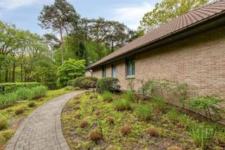 Bij het betreden van deze charmante villa wordt u verwelkomd in een ruime inkomhal met gastentoilet. Vanuit de hal wandelt u door naar de...