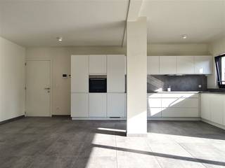 <p><span>SINT-NIKLAAS</span><span> - Vous recherchez un appartement neuf spacieux, lumineux et bien situé ? Prenez vite rendez-vous pour venir visiter ce charmant appartement.</span></p><p><span>Il est situé au 2e étage d'un immeuble récent équipé d'un ascenseur.</span></p><p><span> </span></p><p><span>Voici quelques-uns de ses atouts :</span></p><p><span>- Appartement BEN : équipé d'une ventilation de type D et du chauffage au sol. Il est donc économe en énergie !</span></p><p><span>- Comprend un débarras supplémentaire au rez-de-chaussée (6 m²)</span></p><p><span>- Terrasse exposée sud</span></p><p><span>- Situation centrale à proximité de la gare</span></p><p><span>- Place de parking et local à vélos à l'arrière de l'immeuble</span></p><p><span> </span></p><p><span>La disposition est la suivante :</span></p><p><span>Très spacieux espace de vie avec cuisine ouverte (équipée d'un four, d'un lave-vaisselle, d'une plaque à induction, d'une hotte aspirante et d'un réfrigérateur), grande terrasse orientée sud, hall d'entrée avec placard, toilettes invités, </span></p><p><span>une salle de bains spacieuse avec meuble-lavabo et douche à l'italienne, une chambre spacieuse.</span></p><p><span> </span></p><p><span>Il y a un grand débarras supplémentaire au rez-de-chaussée, une place de parking ouverte et un local à vélos commun.</span></p><p><span> </span></p><p><span>Cela vous intéresse ? N’hésitez pas à nous contacter rapidement pour organiser une visite !</span></p><p><span> </span></p><p><span>Disponible</span><span>immédiatement </span></p><p><span>Loyer</span><span>: 800 euros + 70 euros de charges communes </span></p><p><span>Indice E</span><span>: 29</span></p>
