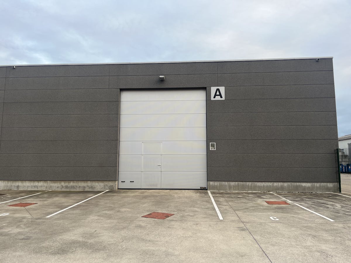 Loods van ca. 240m² op uitstekende locatie te Meulebeke. - foto 2