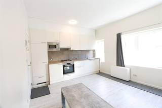 Bent u op zoek naar een verzorgd appartement op wandelafstand van de haven én het strand?<br />Dit instapklare appartement biedt een centrale ligging in combinatie met een moderne afwerking.<br /><br />Indeling:<br />Lichtrijke leefruimte met open, volledig ingerichte keuken (oven, kookplaat, dampkap, microgolf, ruime opbergkasten)<br /><br />Slaapkamer met ruimte voor een dubbel bed en kleerkast<br />Vernieuwde badkamer met douche, wastafelmeubel, toilet en aansluiting voor wasmachine<br /><br />Troeven:<br />-Slechts 2 minuten wandelen van de haven en de zeedijk<br />- Instapklaar – recent vernieuwde keuken en badkamer<br />- Ideaal als vaste woonst, tweede verblijf of investering<br />-Centrale maar rustige ligging in het hart van Blankenberge<br /><br />Dit appartement vormt de perfecte uitvalsbasis om te genieten van alles wat de kust te bieden heeft: zee, strand, winkels, horeca en openbaar vervoer bevinden zich allemaal op korte wandelafstand.<br /><br />Grijp nu uw kans en ontdek dit instapklare appartement – ideaal voor wie droomt van een tweede verblijf aan zee of op zoek is naar een rendabele investering!<br /><br />Startprijs: €115.000 - doe een bod!