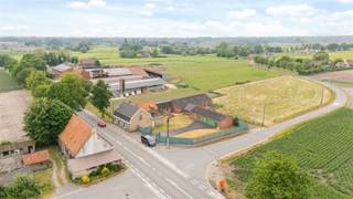 Hoeve met bijgebouwen en weide op 2740 m²!Aangepaste prijs voorwaarden.Deze te renoveren of nieuw te bouwen hoeve situeert zich op een gunstige...