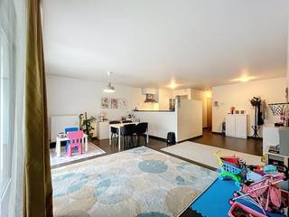 Cet appartement spacieux et lumineux avec 2 chambres et 2 terrasses de la résidence Artevelde Garden bénéficie d'un emplacement unique à proximité de Portus Ganda, de Sainte-Anne et du sud.Cette situation optimale vous offre de nombreux avantages. Le centre de Gand, accessible à pied, et la connexion facile à l'E17-E40.Disposition :Hall d'entrée - cuisine ouverte - salon - rangement - chambre 1 - chambre 2 - salle de bain - 2 terrasses - rangement au sous-solLes frais communs sont de 75,00 euros par mois et concernent les frais communs généraux.Disponible à partir du 01/02/2026.
