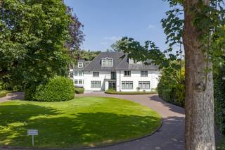 <p><strong><span>Te huur in de kantoorvilla's "Havic": Verschillende kantoorruimtes met oppervlaktes vanaf 20 m² tot 260 m².</span><br /><br />Deze 2 kantoorvilla's bevinden zich op een centrale locatie en aan belangrijke invalsweg naar het centrum van Turnhout, maar in een groene omgeving met voldoende parking voor zowel personeel als klanten. De moderne kantoren bieden ruimte voor verschillende doeleinden, zowel voor dienstverleners als vrije beroepen. <span>Prijzen vanaf 280 EUR per maand</span>. Wij bekijken graag met u waar u nood aan heeft, en kunnen u op basis daarvan gedetailleerde prijzen bezorgen. <br /><br /></strong>Het Havic terrein (6200 m<sup>2</sup>) is een oase van rust, op loopafstand van het centrum van de stad Turnhout. Een plek om vol gefocust te kunnen werken en zakendoen. De 2 kantoorvilla's bevinden zich aan de Steenweg op Antwerpen en de Collegestraat: U geniet hier een uitstekende bereikbaarheid met een vlotte verbinding naar zowel het centrum, als de E34 Eindhoven-Antwerpen. De Havic Kantoorvilla’s en de inspirerende omgeving zullen een waardevolle bijdrage leveren aan het imago van uw onderneming, instituut of organisatie. Een representatieve bestemming voor klanten en gasten.<br /><br />Ideaal voor (medische) dienstverleners, vrije beroepen, advocaten, verzekeringsmakelaars, ... <br /><br /><strong></strong><span>Faciliteiten</span><span>: </span><br /><span>- Instapklaar met vloerbedekking en verlichting </span><span><br /></span><span>- Snelle data-aansluitingen<br /></span><span>- Airconditioning en k</span><span>limaatbeheersing<br />- Aardwarmte en zonnepanelen <br /></span><span>- Intercomsysteem, b</span><span>adgesysteem en alarm </span><span><br /></span><span>- Presentatie- en ontmoetingsruimte<br /></span><span>- Koffiecorner<br /></span><span>- Pantry's<br /></span><span>- Lift<br /></span><span>- Gescheiden toiletten<br /></span><span>- Eigen parkeerplaatsen met de mogelijkheid om elektrisch te laden <br /></span><span>- Elektrische poorten<br />- Mogelijkheid om gemeubileerd te huren<br />- <strong>Huurders genieten de 1e 3 jaar van een vrijstelling van de huurindexatie</strong><br /></span><br /><strong><span>Ook mogelijkheid tot het huren van Flexwerkplekken! </span></strong><br /><br /><span>Voor meer informatie bel:</span><br /><span>+32 14 22 42 00 of n</span><span>eem gerust een kijkje op de website: www.kantoorvillahavic.be </span></p>