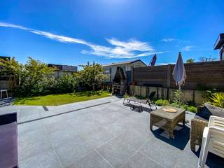 Instapklare open bebouwing, gelegen op 330m² te Oostduinkerke vlakbij de Simli Duinen van Nieuwpoort en op 800m van het strand. Kan zowel als vaste woonst als vakantiewoning aangewend worden. Gelegen in toeristische zone (vergunning voor erkende vakantiewoning kan dus verkregen worden). Deze woning is doorheen de jaren gerenoveerd door de eigenaars. Het gelijkvloers bestaat uit een inkom, gezellige living, ingerichte keuken met aansluitend een lichtrijke verandaruimte, droge kelder, apart toilet en een traphall. De eerste verdieping bestaat uit 4 ruime slaapkamers en een ruime badkamer. Tevens is er nog een bergzolder toegankelijk vanuit de hall. De woning beschikt over een zuidwest gerichte tuin voorzien van een buitenkeuken. Ook zijn er 2 kelderbergingen aanwezig. Zonnepanelen en thuisbatterijen geïnstalleerd. 4 privé-parkeerplaatsen voorzien. Geen renovatieplicht. Asbestveilige woonst. Benieuwd naar meer? Aarzel niet om contact op te nemen voor meer informatie of een bezoek ter plaatse. EPC: 383 UC: 3586240 (Ref. NI26570)