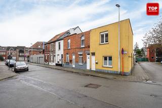 Deze gerenoveerde en instapklare woning vlakbij Gent, combineert comfortabel wonen met een praktische ligging.Op het gelijkvloers bevindt zich een...