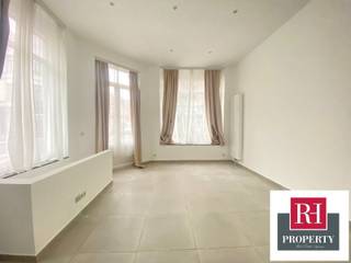 In de wijk DAILLY, niet ver van het Meiserplein, biedt Rh Property dit prachtige, onlangs gerenoveerde handelspand op de begane grond aan van ongeveer 75m² verdeeld over twee verdiepingen. Het bestaat uit een grote inkomhal met watercloset, 2 mooie ruimtes die uitkomen op zeer aantrekkelijke etalages, een ingerichte keuken en 2 mooie ruimtes op het kelderniveau. Ideaal voor een zelfstandige professional of voor een breed scala aan activiteiten. Neem voor meer informatie en kijkaanvragen contact op met 02 662 04 92. Bezoek onze website: www.rhproperty.be.
