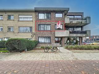 Dit appartement heeft een uitstekende ligging! Op wandelafstand vindt u het station van Sint-Mariaburg en vlakbij is er een bushalte. Het centrum van Ekeren is eenvoudig te bereiken en de nabijheid van de fietsostrade biedt een ideale verbinding voor fietsers richting Antwerpen.Dit appartement heeft een praktische indeling met alle ruimtes optimaal benut:- inkomhal: Via de inkomhal komt u in alle vertrekken, waaronder de woonkamer, het gastentoilet, de badkamer en de slaapkamers.- woonkamer: Een gezellige woonkamer, met directe toegang tot de open keuken.- keuken en berging: Direct naast de keuken vindt u een ruime berging met aansluiting voor een wasmachine.- slaapkamers: Het appartement beschikt over twee slaapkamers van ca. 15 m² en 9 m².- badkamer en apart toilet: Uitgeruste badkamer en apart toilet.Bijzonderheden:- energiezuinig- goede locatie- gemeenschappelijke kosten 85 euro/maandBent u geïnteresseerd om dit vastgoed te huren in Ekeren? Aarzel dan niet om ons te contacteren.