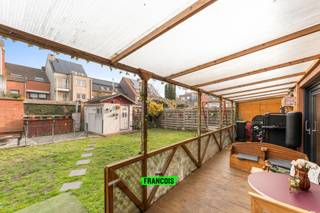 Dit instapklare gelijkvloers appartement, gebouwd in 2009, bevindt zich in een rustige en aangename residentiële buurt van Blankenberge. Hier woont u in alle rust, terwijl u toch op wandelafstand bent van de levendige zeedijk, gezellige horecazaken en tal van voorzieningen.<br /><br />Bij het betreden van het appartement komt u terecht in een verzorgde inkomhal die meteen een gevoel van thuiskomen oproept. Deze hal biedt toegang tot een gastentoilet en een praktische badkamer, en leidt u verder naar twee volwaardige slaapkamers. De grootste slaapkamer geniet van een rustgevend zicht op de tuin.<br /><br />Verder opent de hal zich naar de lichtrijke woonkamer, waar grote raampartijen zorgen voor een aangename, natuurlijke lichtinval. Aansluitend vindt u de recente, volledig uitgeruste keuken, die niet alleen praktisch is ingericht maar ook alle nodige comfort biedt. De aanpalende berging zorgt voor extra opbergruimte en gebruiksgemak.<br /><br />Vanuit de keuken bereikt u de absolute troef van dit appartement: de opvallend ruime en zonnige achtertuin. Deze buitenruimte vormt een zeldzame meerwaarde en is de perfecte plek om te ontspannen, te genieten van lange zomeravonden of gezellig samen te zijn met familie en vrienden.<br /><br />Dit goed onderhouden appartement is uitgerust met centrale verwarming op aardgas en biedt een ideale combinatie van comfort, rust en een uitstekende ligging aan de kust.<br /><br />Laat u charmeren door de warme sfeer en de vele troeven van dit appartement, en plan vandaag nog uw bezoek!<br /><br />