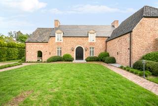 Deze prachtige Vlassak Verhulst villa in Oud-Turnhout is een droomwoning voor wie op zoek is naar ruimte, comfort en luxe. Deze villa is gelegen...