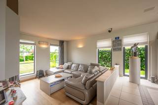 Op een uitzonderlijk groene en rustige locatie bevindt zich deze prachtige alleenstaande villa op een perceel van maar liefst 900 m². De woning onderscheidt zich door haar fenomenaal uitzicht op groen en water, afwerkingen en ruimtegevoel. Een ideale thuis voor wie op zoek is naar rust, natuur en hedendaags wooncomfort, gecombineerd met een vlotte verbinding naar Brugge, Blankenberge en Knokke.<br /><br />Via de ruime inkomhal met gastentoilet betreedt u de lichtrijke leefruimte met open haard, aansluitend bevindt zich de royale eetplaats met veranda en open, hyper geïnstalleerde keuken met prachtig zicht op het omliggende groen. Verder beschikt de woning over een praktische wasplaats, koele berging, dubbele garage en toegang tot een eerste zolderruimte.<br /><br />Op de verdieping bevinden zich drie volwaardige slaapkamers en een ruime masterbedroom met inloopdressing en recent gerenoveerde badkamer. Daarnaast is er nog een tweede badkamer aanwezig, evenals toegang tot een volledig geïsoleerde zolder.<br /><br />De aangelegde tuin beschikt over een gezellige pergola, een praktische tuinberging, een ruim zonneterras en zelfs een eigen petanquebaan. <br /><br />De villa biedt bovendien tal van extra troeven zoals een ventilatiesysteem, 21 zonnepanelen, 2 thuisbatterijen, elektrische laadpaal, regenwaterput van 7.000 liter, conforme elektriciteitskeuring, een private oprit met plaats voor meerdere wagens, uniek uitzicht....<br /><br />Een unieke eigendom waar ruimte, comfort en een uitzonderlijke ligging perfect samenkomen.<br /><br />Voor meer informatie of een bezoek ter plaatse aarzel niet en bel Gaëlle op het nummer 0479 17 17 17