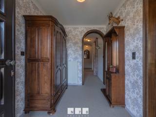 <strong>VRIJSTAANDE WONING OP EEN PERCEEL VAN 9A21CA TE OPOETEREN.</strong><br /><br /><strong>TROEVEN</strong><br />- Rustig en groen gelegen nabij bosrijke omgeving.<br />- Ruime vrijstaande woning van ca. 182m².<br />- Maar liefst 5 slaapkamers, ideaal voor gezinnen.<br />- Volledig onderkelderd met inpandige garage en extra bergruimte.<br />- Zonnepanelen en airco's voor extra comfort.<br />- Rolluiken aanwezig.<br />- Verzorgde tuin met prachtig zicht op de achterliggende weilanden.<br />- Carport, tuinhuis en serre aanwezig.<br /><br /><strong>KELDERVERDIEPING </strong><br />- Volledig onderkelderd ingedeeld in verschillende ruimtes waaronder inpandige garage, cv ruimte, wasplaats en berging, tegelvloer.<br /><br /><strong>GELIJKVLOERS</strong><br />- Inkomhal (2,18m x 3,00m = 6,54 m²) steentapijt.<br />- Woonkamer (5,14m x 5,62m + 4,00m x 2,64m = 39,35 m²) airco, houthaard, steentapijt.<br />- Keuken (4,00m x 4,50m = 18,00 m²) ingericht met onder- en bovenkasten, lades, koelkast, vaatwasser, keramische kookplaat, dampkap, dubbele spoelbak, steentapijt.<br />- Toilet (1,00m x 1,40m = 1,40 m²) zittoilet en lavabo, tegelvloer.<br />- Badkamer (3,36m x 2,18m = 7,32 m²) ingericht met enkele lavabo, onderkasten, kolomkasten, spiegelkast, ligbad en douche, tegelvloer.<br />- Slaapkamer 1 (3,00m x 4,50m = 13,50 m²) parketvloer.<br />- Slaapkamer 2 (4,12m x 4,18m = 17,22 m²) airco, parketvloer.<br />- Slaapkamer 3 (3,00m x 3,00m = 9,00 m²) parketvloer.<br />- Hal (4,40m x 1,00m + 3,32m x 1,00m = 7,72 m²) steentapijt.<br />- Sas (1,82m x 1,00m = 1,82 m²) steentapijt.<br />- Veranda (2,12m x 3,64m + 2,93m x 3,61m = 18,58 m²) tegelvloer.<br /><br /><strong>VERDIEPING +01</strong><br />- Overloop (3,21m x 4,31m = 13,84 m²) linoleum.<br />- Slaapkamer 4 (8,41m x 3,95m = 33,22 m²) linoleum.<br />- Slaapkamer 5 (8,41m x 3,02m + 2,30m x 2,07m = 30,14 m²) linoleum.<br />- Zolderruimte 1 (3,21m x 2,32m = 7,45 m²) tapijtvloer.<br /><br /><strong>EXTERIEUR</strong><br />- Beklinkerde oprit.<br />- Mooi onderhouden tuin met zicht op achterliggend weiland.<br />- Carport.<br />- Tuinhuis.<br />- Serre.<br /><br /><strong>EXTRA INFORMATIE</strong><br />Dit pand kan onderhevig zijn aan de renovatieverplichting die door de Vlaamse overheid wordt opgelegd voor residentiële gebouwen. Alle informatie kunt u terugvinden via https://www.vlaanderen.be/een-woning-kopen/renovatieverplichting-voor-residentiele-gebouwen-vanaf-2023.<br /><br />Bekijkt u deze advertentie via een aanverwante vastgoedsite, surf dan zeker naar onze website www.N78vastgoed.be voor een uitgebreide beschrijving en foto's. Meer info: +32 (0)89 86 18 88 of info@N78vastgoed.be.