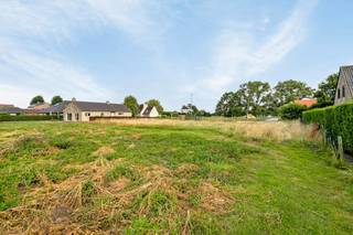 Ruim en gunstig georiënteerd perceel grond (499m²) rustig gelegen langs de Antwerpse Heirweg (woongebied met landelijk karakter / agrarisch gebied) te Sijsele (Damme) op een boogscheut van de Veldstraat, Doornstraat, Damme Golf & Country Club... Mogelijkheid tot het bouwen van een halfopen bebouwing op een rustige, centrale locatie nabij tal van faciliteiten zoals warenhuizen, buurtwinkels, scholen, openbaar vervoer, sportcomplex...<br /> De renders zijn een voorstelling van een mogelijke woning. Mogelijkheid tot kopen van een extra, aanpalend perceel van 798m2 met een vraagprijs van 50.000,00 euro.