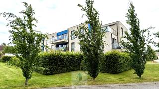Een comfortabel en lichtrijk appartement op een uitstekende locatie met lateraal Leiezicht, op wandelafstand van het centrum.<br /><br />Via de inkomhal met praktische maatwerkkast komt u in de lichtrijke leefruimte met open keuken.<br /><br />De volledig uitgeruste keuken beschikt over alle nodige toestellen, een extra werkblok met bijkomende kastruimte en een gezellige ontbijtbar. De oven is op veilige hoogte ingebouwd en dankzij de aansluiting op het ruime terras geniet u optimaal van binnen- en buitenleven.<br /><br />Het zonnige balkon, georiënteerd op het Zuidwesten tot Westen, biedt een aangename buitenruimte met lateraal zicht op de Leie. Hierdoor geniet u het hele jaar door van veel licht, ook tijdens de wintermaanden.<br /><br />Verder beschikt het appartement over een berging met aansluiting wasmachine en is er voldoende plaats voor voorraad, een apart toilet, twee mooie slaapkamers en een badkamer met ligbad en dubbele lavabo.<br /><br />Bijkomende troeven zijn de private kelderberging en de inbegrepen autostaanplaats.<br /><br />Het appartement is momenteel verhuurd, wat het eveneens interessant maakt als investeringsvastgoed met onmiddellijk rendement.