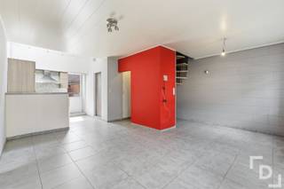 <p><span>" Een stadswoning met een zomers terras? Waauw! "</span><span><br />Op zoek naar een instapklare huurwoning met een zomers terras? Dan ben je bij deze recent (2014) gerenoveerde starterswoning aan het juiste adres! Het gelijkvloers bestaat uit een leefruimte met een "open-plan" keuken, een handige berging met aansluitingen voor was- droogmachine. Alsook een badkamer met wastafel in meubel, douche en toilet. Aansluitend is er een terras te vinden. Op de eerste verdieping vinden we een nachthal en twee slaapkamers terug. De ramen aan straatkant beschikken over rolluiken.</span></p>