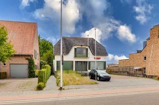 Woning met magazijn of mogelijke projectgrond op 500 meter van het dorpscentrum van Vorst. Zeer ruime te renoveren woning met 3 slaapkamers en...