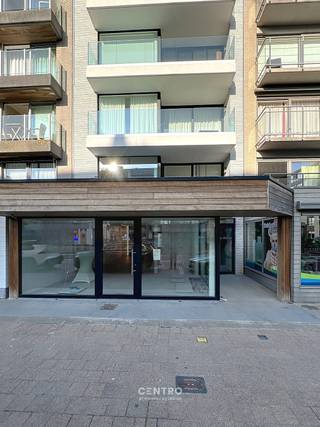 <u><strong>OPPERVLAKTEN:</strong></u><br /><em><strong>Constructie - bewoonbare oppervlakten</strong></em><br /><strong>Handelsgelijkvloers:</strong> ± 100 m²<br /><strong>Kelderberging:</strong> ± 30m²<br /><br /><strong><u>INDELING</u></strong><u>:</u><br /><strong><em>Gelijkvloers:</em> </strong>Vitrine met glazen inkomdeur- open polyvalente ruimte - kitchenette - sanitair - technische ruimte - terras - fietsenstalling.<br /><strong><em>Kelder</em></strong><em>:</em> Stockruimte, toegankelijk via vaste trap én lift.<br /><br /><strong><u>AFWERKING:</u></strong><br />ALU-schrijnwerk - verhoogde tegelvloer (voor plaatsing vloerdozen) - basis voorziening van LED-verlichting - 4 wandradiatoren - kitchenette wordt nog geplaatst.<br /><br /><u><strong>GROTE TROEVEN van dit pand:</strong></u><br />- Nieuwbouw: EPC-label A<br />- Elektrische keuring conform!<br />- Modern kleinschalig gebouw met uitstraling<br /><br /><strong><u>BESTEMMINGSMOGELIJKHEDEN:</u></strong><br />Volgens het gewestplan gelegen in woonzone: handel, kantoor, diensten, horeca.<br /><br /><strong><u>NUTSVOORZIENINGEN</u></strong><u>:</u><br />Stadswater, gas, elektriciteit, riolering.<br /><br /><u><strong>LIGGING:</strong></u><br />Op een uitstekende commerciële locatie in Oostduinkerke-Bad, langs de Leopold II-laan en vlak bij de kruising met de Albert I-laan.<br />Dankzij deze centrale ligging 100m van het strand geniet het pand van een sterke zichtbaarheid en een aanzienlijke passage.<br />In de onmiddellijke omgeving bevindt zich een gevarieerd aanbod aan winkels en handelszaken, waaronder Proxy Delhaize en diverse kleding-, speciaalzaken en horecazaken. <br /><br /><u>* Bijzonderheden:</u><br />- Vermelde huurprijs is te verhogen met de onroerende voorheffing, gemene kosten en BTW.<br />- Onze referentie op<strong> </strong><strong>www.centro.be</strong>: <strong>L0201</strong><br />- <strong>Interesse?</strong> Neem dan vandaag nog contact voor meer info of bezichtiging:<strong> </strong><strong>050700102</strong><strong>.</strong><br /><br /><strong>CENTRO | BEDRIJFSVASTGOED </strong>is reeds 25 jaar <u>gespecialiseerd in de bemiddeling van commercieel- en bedrijfsvastgoed</u> in West- en Oost-Vlaanderen.<br /><strong>Wilt u ook weten hoeveel uw bedrijfsgebouw waard is?</strong><br />Contacteer ons vrijblijvend voor een marktconforme waardebepaling van uw pand. <br />