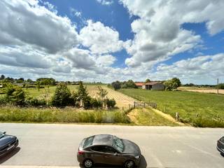 Deze instapklare woning biedt je alle comfort in een groene omgeving.Indeling:Via de inkomhal kom je in de gezellige woonkamer. De moderne keuken is...