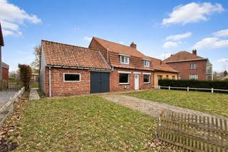 Op een tweetal minuten van de oprit van de E40 richting Brugge, de Kust en Gent vinden we dit leuke renovatiepand dat bestaat uit een leefruimte, een aparte keuken met voutekelder, een garage/schuur en een tuin voor en achteraan de woning. Op de verdieping zijn er drie slaapkamers en een badkamer. Perfect gelegen want op fiets- en wandelafstand vind je alles qua winkels, de school, sportfaciliteiten en het station. Op 450m bevindt zich het kanaal Gent-Brugge waar je kan wandelen en fietsen langs het water. <br /><br />De ideale eigendom voor wie graag een renovatieproject wil of graag een nieuw wil na afbraak en dat op een uitstekende ligging. Mooi stuk grond van 369m2.<br /><br /><span>Gelijkvloers (100m2):</span><br />Living (28m2) met tegelvloer en houtkachel - keuken (12,7m2) ingericht met gasbekken, dampkap en kasten - voutekelder (7m2) - tuin met berging (14m2)<br />Garage/schuur (31m2) met mezzanine<br /><br /><span>1ste Verdieping (40m2):</span><br />Nachthal - 3 slaapkamers (9m2, 10,5m2, 5,5m2) - badkamer (10m2) met toilet, douche en meubel met lavabo<br /><br /><span>Algemeen:</span><br />- ramen in PVC met dubbele beglazing, deels met rolluiken<br />- perfecte ligging tov E40<br />- op fiets- en wandelafstand van de winkels, scholen en openbaar vervoer<br />- op 450m van het kanaal Gent-Brugge<br />- P-score: A<br />- G-score: A<br />- Sted. inlichtingen: in aanvraag