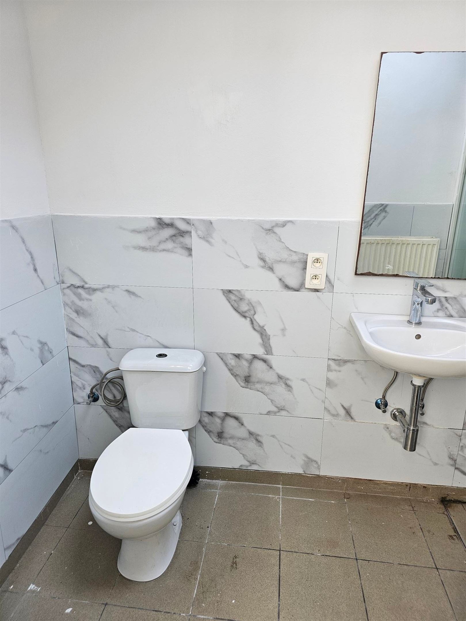 Centraal gelegen, op te frissen rijwoning met 4 slaapkamers. - foto 4