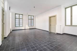 Waarom kiezen voor deze woning? 
Het is simpel, u krijgt veel meer ruimte, het huiselijke gevoel van een woning, en kunt tevens genieten van de sociale beleving. Je deelt de Begijnhofsite met andere bewoners, waarmee je weleens aan de praat geraakt.
Het Convent hof ter Bloemen biedt een unieke woonervaring die het beste van verschillende woonsferen combineert. 
Bij het betreden van de triplex woning valt meteen de ruimtelijkheid op, dankzij de verschillende niveaus die verbonden zijn door een centrale trap. De inrichting is uitnodigend, met warme lijnen en slim gebruik van ruimte.
Op het eerste niveau bevindt zich de bureaukamer, badkamer, wasplaats en de masterbedroom met een dressing ensuite waar de ruimte naadloos in elkaar overvloeit. Elk niveau biedt u de mogelijkheid om een personenlift te instaleren mocht dit op een later leeftijdsfase aan de orde komen.
We komen vervolgens op het tweede niveau, waar zich de hobbyruimte, tweede slaapkamer en een extra badkamer bevinden. 
Dakramen zorgen voor veel natuurlijk licht, de praktische indeling en privatieve toegang tot elk verdiep geven de triplex die extra originele toets.
Kortom, het origineel wonen in een triplex woning biedt een moderne, exclusieve woonervaring met veel ruimte en flexibiliteit. Met slimme indelingen, hoogwaardige afwerkingen en mogelijkheid tot installatie van een privé lift, is het de perfecte combinatie van stijl, comfort en functionaliteit.
