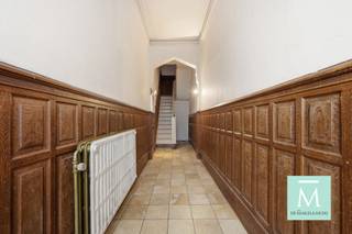 <p><span>Op te frissen 2-slaapkamerappartement op strategische ligging!</span></p><p><span>Dit lichtrijk appartement is gelegen op de eerste verdieping van een kleinschalig gebouw, nabij het centrum en Ring van Lier. Scholen, winkels, openbaar vervoer...op wandelafstand!</span></p><p><span>Via de centrale inkomhal betreden we de aangename leefruimte met aansluitend de keuken. De badkamer is uitgerust met douche, lavabo en toilet. </span></p><p><span>Dit appartement telt twee volwaardige slaapkamers (met ingemaakte kasten) waarvan één slaapkamer met mezannine en één slaapkamer met zuidgericht balkon. De zolder kan perfect gebruikt worden als extra stockageruimte. </span></p><p><span>Het appartement heeft een gunstig EPC-label A, wat garant staat voor een energiezuinige woonst en lagere energiekosten! </span></p><p><span>Wat dit appartement nog interessanter maakt, is dat er geen syndicus is en dus ook de zeer lage gemeenschappelijke kosten! Kortom, met een beperkt opfrissingsbudget kan dit appartement omgevormd worden tot een zeer comfortabel en hedendaags appartement, ideaal voor eigen bewoning of als investering! </span></p><p><span>Benieuwd? Wacht dan zeker niet te lang en contacteer ons (bel 015/20.20.82 of info@demakelaardij.be)</span></p>
