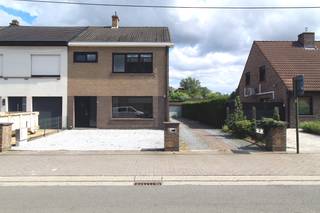 <p>Deze gunstig gelegen, halfopen bebouwing, met een bewoonbare oppervlakte van 130m² (excl. garage, buitenberging en zolder), omvat een ruime inkomhal met vestiaire mogelijkheden, woon- en eetruime met open zicht en toegang tot de volledig ingerichte keuken (nieuw 2026), gastentoilet en een douchekamer voorzien van inloopdouche en meubel. Ook grenst er aan de keuken nog een ruime berging / wasplaats. De eerste verdieping omvat drie volwaardige slaapkamers en een nieuwe badkamer met toilet en douche (2026). Een ruime opbergzolder is tevens toegankelijk via de nachthal. Tot slot heeft de woning nog een afzonderlijke garage en een mooie buitenberging, dit alles met gunstige oriëntatie (zuid - zuidoost). </p><p>De woning werd steevast uitstekend onderhouden en er werd gebruik gemaakt van kwalitatieve materialen, voorzien van alle comfort. De woning werd recent volledig vernieuwd naargelang technieken, comfort, keuken en sanitair. Er zijn nog enkele zaken die zullen afgewerkt worden, ondermeer de tuin die nog zal aangelegd worden. </p><p>De woning is gelegen op de Mellesteenweg in Wetteren-ten-Ede met een uitstekende ontsluiting! De centrale verwarming is voorzien op aardgas. De EPC is in vernieuwing, deze zal nog gunstiger zijn door de reeds uitgevoerde werken! </p><p>Kortom, een woning die je zeker moet bezichtigen. </p><p>ALTRO-bezoekmoment voorzien op maandag 17/08 tussen 16u30 - 19u, mits inschrijving via michiel@altro-vastgoed.be</p>