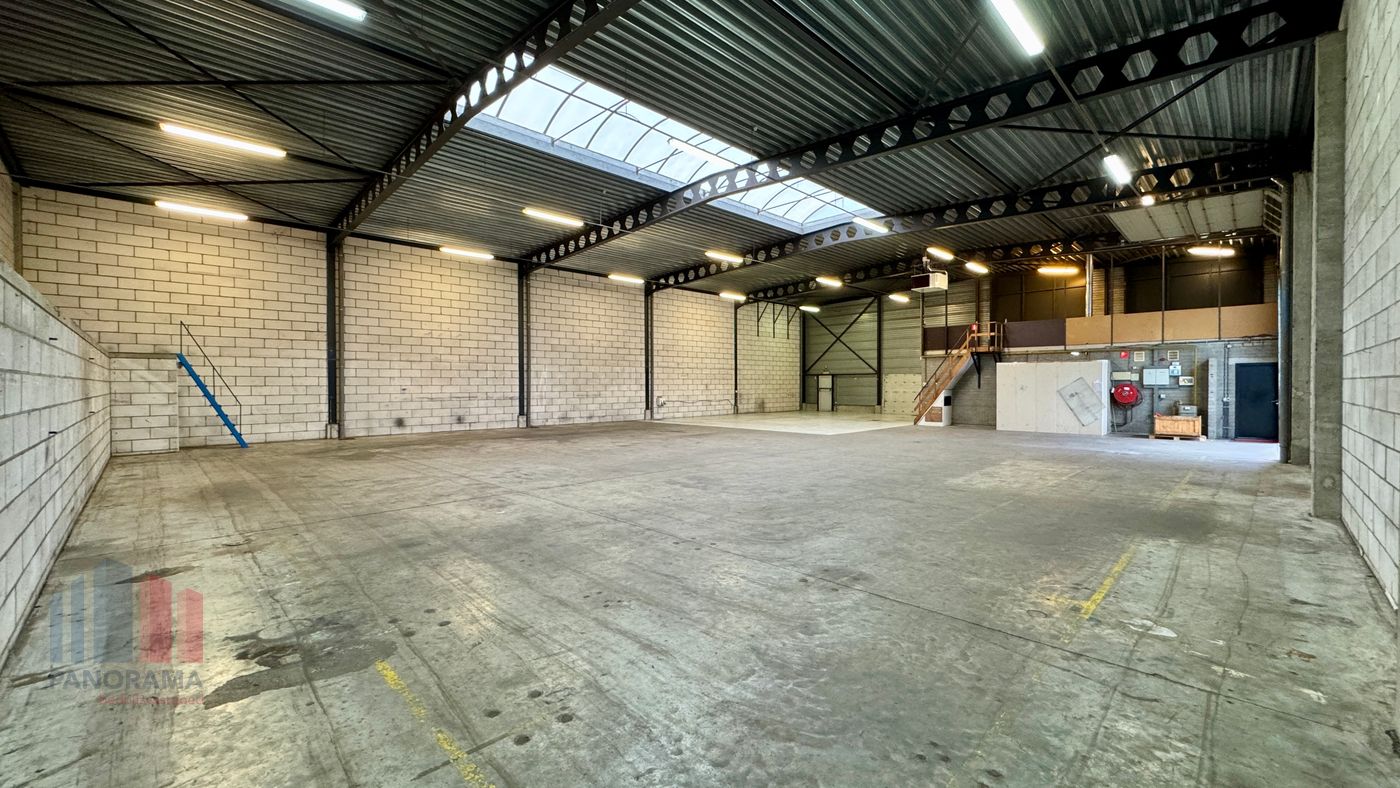 Functioneel magazijn van 540 m² met kantoren te huur - foto 2