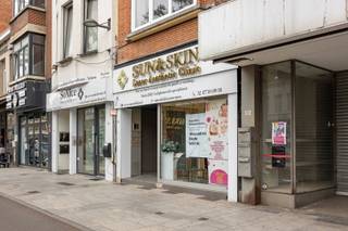 Commerciële ruimte van 134 m²Op een toplocatie in het commerciële hart van Merksem vind je dit ruime en vergunde handelspand (detailhandel). De...