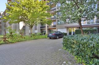 <p>Op zoek naar een praktisch ingedeeld 2-slaapkamerappartement in hartje Beveren?<br />Dan is dit instapklare verhuurde appartement in Residentie Rameyenhof precies wat u zoekt!<br /><br />Dit sinds 2011 verhuurde appartement bevindt zich op de tweede verdieping en geniet van een groene, rustige ligging in de Ciamberlanidreef, in het centrum van Beveren, op wandelafstand van winkels, horeca en openbaar vervoer.<br /><br />Bij binnenkomst treft u een ruime inkomhal met ingemaakte vestiairekasten en een apart toilet, een lichtrijke woonkamer met grote raampartijen én toegang tot het zuidoost-georiënteerde terras. De ingerichte keuken is praktisch ingedeeld en uitgerust met het nodige comfort. Verder beschikt het appartement over twee slaapkamers en een volledig ingerichte badkamer (douchelbad en wastafel).<br /><br />Extra troeven: conforme elektrische keuring tot 2047, lift aanwezig in het gebouw, ideale opbrengsteigendom (trouwe huurders sinds 2011), zéér centrale ligging op wandelafstand van winkels en Grote Markt Beveren.<br /><br />Daarnaast zijn er in het gebouw extra autostaanplaatsen en een gesloten garagebox beschikbaar voor aankoop. Bekijk deze mogelijkheden via:<br />- Autostaanplaats: https://www.homevast.be/binnenstaanplaats-te-koop-in-beveren/7064561<br />- Garagebox: https://www.homevast.be/gesloten-garagebox-te-koop-in-beveren/6147508<br /><br />Opgelet: renovatieplicht van toepassing!<br /><br />Benieuwd naar deze ideale opbrengsteigendom en/of appartement in centrum Beveren?<br />Contacteer ons via verkoop@homevast.be of 03 344 77 44 voor meer informatie of een bezoek ter plaatse.</p>