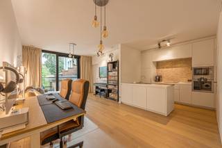 - Ideale ligging aan de Broeltorens in Kortrijk: De Paulientjes 4<br />- Recent, instapklaar appartement (bouwjaar 2021)<br />- Gelegen op de eerste verdieping: bus 0011, lift aanwezig<br />- Leefruimte met open keuken en toegang tot het terras<br />- Handige berging, aansluitend op de keuken<br />- 1 ruime slaapkamers met toegang tot het terras<br />- Badkamer met dubbele wastafel, inloopdouche en handdoekdroogrek<br />- EPC label A! (36 kWh/m²/jaar, E23, UC: 34022-G-DBA_2017016997/EP16190/B001/D01/SD013)<br />- Overal vloerverwarming<br />- Uitgerust met de nieuwste domotica<br />- Richtprijs: € 289.000<br />- Optie tot bijkopen ondergrondse staanplaats: €35.000