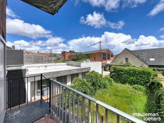 Dit gunstig gelegen appartement in het commercieel centrum van Oostkamp geniet van verschillende winkels, diensten, openbaar vervoer en verbindingswegen op wandelafstand.<br /><br />Het appartement beschikt over  een inkomhal met toilet, een berging, een badkamer met ligbad en enkele wastafel, twee slaapkamers, een ruime leefruimte en een gesloten keuken voorzien van elektrisch fornuis, oven, dampkap, combi frigo - diepvries, ruimte voor wasmachine en dubbele spoelbak.<br /><br />Een van de grote troeven van dit pand is de mooie tuin die bij het appartement hoort, deze is toegankelijk vanuit één van de slaapkamers, deze tuin wordt nog volledig op orde gezet en zal uitgerust worden met een tuinhuis.<br /> <br />Interesse in dit appartement?<br /><br />Twijfel niet contact op te nemen met ons kantoor per telefoon of per mail.