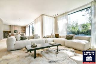 Magnifique villa de construction récente située sur un terrain de 950 m² au Zoute, à quelques pas du Royal Zoute Tennis Club. Les finitions ont...
