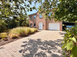 Bent u op zoek naar een landelijke gelegen woning in het gezellige gehucht Velle? Dan is deze ruime, goed onderhouden en energiezuinige villa zeker wat u zoekt!De indeling van de woning is als volgt: U betreedt de woning via de imposante inkomhal voorzien van apart toilet en vestiairemogelijkheden. Verder door de glazen deur bereikt u de lichtrijke leef- en eetruimte met prachtig uitzicht op de tuin met zwembad. De gashaard zorgt snel voor extra gezelligheid tijdens koudere winterdagen.De volledig geïnstalleerde keuken is zeer ruim en voorzien van alle comfort. Op de eerste verdieping bevinden zich vier slaapkamers, waarvan één met dressingruimte en één kamer die toegang heeft tot de zolder. De badkamer ontbreekt zeker niet aan ruimte en is volledig voorzien.De grote kelder is naast een handige opbergruimte ook nog geschikt als wijnopslag, ideaal voor liefhebbers! In de zuid-west gerichte tuin met terras en verwarmd zwembad is het heerlijk vertoeven en heeft u een instant vakantiegevoel. De tuin is maar liefst 87 meter diep en achteraan beschikt u over een tuinhuis met verschillende mogelijkheden. Zowel in uw achter- als voortuin kijkt u uit op weilanden en vooraan kan u zelf genieten van grazende paarden. Bovendien is er een inpandige garage aanwezig en een carport rechts naast de woning. Nog enkele uitgelichte troeven: De woning is voorzien van zonnepanelen, laadpaal aanwezig, screens aanwezig en meerdere vliegenramen. Daarbovenop dient de proper aangelegde oprit toch ook nog even vermeld te worden en bevindt de woning zich in een zeer goede staat. Interesse in deze landelijke villa? Aarzel dan zeker niet ons te contacteren!