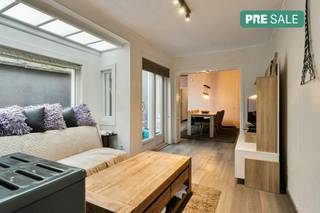 Slimme zet voor starters! Op zoek naar een betaalbare woning met leefruimte, een fijne tuin en al 2 gerenoveerde slaapkamers? De zolder is via een vaste trap klaar om omgebouwd te worden tot een 3e slaapkamer. Kom het ontdekken tijdens de Pre-sale! <br /><br />Deze starterswoning is reeds grotendeels gerenoveerd en de indeling is als volgt:<br />Gelijkvloers: <br />- gezellige leefruimte,<br />- praktische keuken voorzien van frigo, oven en vaatwas. <br />- badkamer met bad/douche en vernieuwd lavabomeubel<br />- een handige polyvalente ruimte, ideaal als thuiskantoor, speelhoek of extra berging. <br /><br />1e verdieping: <br />-2 ruime, reeds gerenoveerde slaapkamers. <br /><br />2e verdieping:<br />- volwaardige zolderverdieping mét vaste trap. Met minimale moeite maak je hier een fantastische hobbyruimte of 3e slaapkamer van. <br /><br />Deze eigendom wordt aangeboden via Pre-sale. Bezoeken aan deze eigendom vinden plaats op dinsdag 3 november en donderdag 5 november. Ook op zaterdag 7 november is er een finale bezoekmogelijkheid. Bij verdere interesse kan je een vast en onvoorwaardelijk bod uitbrengen tegen zaterdag 7 november om 12u. De vermelde prijs is een lanceerprijs. <br /><br />Interesse? Vraag snel een bezoek aan voor deze unieke kans via www.dewaele.com of bel Cléo 0472 18 39 96!<br /><br />De eigendom wordt aangeboden via de Pre-sale formule. Op 07/11/2026 tussen 10:00 en 12:00 kan u het huis op afspraak komen bezichtigen en een bod uitbrengen. De vermelde prijs is een instelprijs. Voor meer info, gelieve contact op te nemen met de dossierverantwoordelijke.<br /><br />Dit pand is onderworpen aan de renovatieverplichting van de Vlaamse overheid voor residentiële gebouwen (behoudens bij sloop binnen 5 jaar na de aankoop). Consulteer voor meer informatie de website van het Vlaams Energie- en Klimaatagentschap via https://www.vlaanderen.be/een-woning-kopen/renovatieverplichting-voor-residentiele-gebouwen<br /><br />Bestuursmaatregelen in het maatregelenregister: nee