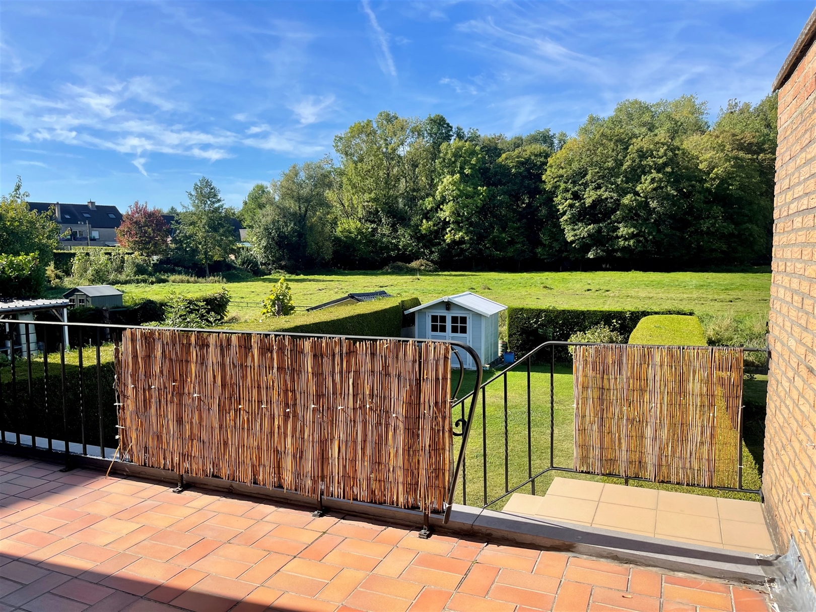 Ruime woning met 4 slpkmrs & uniek zicht in rustige straat! - foto 2