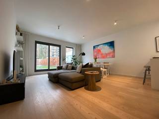Prachtig duplex appartement met 2 slaapkamers en een uitzonderlijk ruime, west-georiënteerde tuin, gelegen op een centrale locatie in Antwerpen.<br /><br /><strong>Locatie </strong><br />Dit prachtig duplex appartement is gelegen op het gelijkvloers van een recente residentie in de Lange Herentalsestraat, op een zeer centrale locatie in Antwerpen. Het Centraal Station, het Stadspark, de Meir en de historische stadskern bevinden zich allemaal op wandelafstand. Winkels, horeca en openbaar vervoer zijn eveneens vlakbij.<br /><br /><strong>Indeling</strong><br />Het appartement beschikt over een bewoonbare oppervlakte van ca. 118 m² en is verdeeld over twee verdiepingen.<br />Op het gelijkvloers bevindt zich de inkomhal met vestiaireruimte en een apart gastentoilet. Vervolgens komen we in de ruime en lichtrijke leefruimte op parket, met voldoende plaats voor zowel een gezellige zithoek als een grote eettafel.<br />Aansluitend bevindt zich de volledig geïnstalleerde open keuken met keukeneiland. Via de grote schuiframen heeft u rechtstreeks toegang tot het privatieve terras en de bijzonder ruime, west-georiënteerde tuin. Terras en tuin zijn samen goed voor maar liefst ca. 150 m².<br /><br />Op de eerste verdieping bevinden zich twee slaapkamers, een ruime badkamer met ligbad en een praktische technische berging met aansluiting voor wasmachine en droogkast.<br /><br />Ondergronds beschikt het appartement nog over een privatieve kelderberging en is er een gemeenschappelijke fietsenstalling aanwezig.<br /><br />Gemeenschappelijke kosten €150. <br /><br />Benieuwd naar meer? Neem contact op voor een bezichtiging via 0483 51 30 01 of mail naar ruzanna@wellimmo.net
