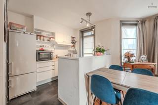 <p>Ontdek dit charmante en instapklare 1-slaapkamerappartement op een topligging, op wandelafstand van het historische centrum van Brugge. Dankzij de vlotte verbinding naar de expressweg en de E40 geniet u hier van een perfecte combinatie van rust en bereikbaarheid.</p>
<p>Het appartement verwelkomt u via de inkomhal en leidt naar een lichtrijke leefruimte met open keuken. Verder beschikt het over een praktische berging/wasplaats, een badkamer met douche en meubel, en een aangenaam zonneterras.</p>
<p>Extra troeven zijn de aanwezigheid van een lift in het gebouw, dubbele beglazing en energiezuinige vloerverwarming voor optimaal comfort.</p>
<p>Een autostaanplaats op het domein is eveneens beschikbaar.</p>
<p>Interesse? Contacteer ons vandaag nog voor meer informatie of een bezoek op 0477 03 03 03.</p>