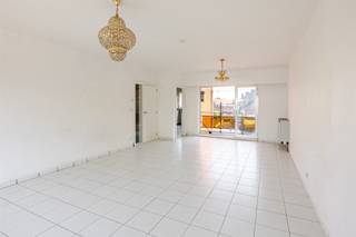 <div><section> </section></div><div><section><div><div><div><div><div><div><p>BEZOEKMOMENT op woensdag 8 juli tussen 16u00 en 17u00 (enkel op afspraak).</p><p>Bent u op zoek naar een ruim appartement op een centrale ligging in Sint-Niklaas? Dan is dit misschien wel uw nieuwe thuis!</p><p>Dit lichtrijke appartement bevindt zich op wandelafstand van winkels, scholen, openbaar vervoer en andere voorzieningen. Via de ruime inkomhal bereikt u de gezellige leefruimte met veel natuurlijke lichtinval en de aparte, ingerichte keuken. Aan de achterzijde van het gebouw geniet u van een aangenaam terras.</p><p>Verder beschikt het appartement over twee volwaardige slaapkamers en een badkamer met douchebad, aparte douche, wastafel en toilet.</p><p>Dankzij het EPC-label C geldt geen renovatieplicht, wat dit appartement niet alleen ideaal maakt voor een startend koppel of gezin, maar ook als interessante investering.</p><p>Troeven<br />Drie slaapkamers<br />Centrale ligging<br />Gezellig terras<br />Geen renovatieplicht (EPC-label C)<br />Ideaal als investering of voor eigen bewoning</p><p>Interesse?<br />Contacteer ons via margot.raemdonck@immo-zone.be of 0473 51 80 58 voor meer informatie of een bezoek.</p></div></div></div></div></div></div></section></div>