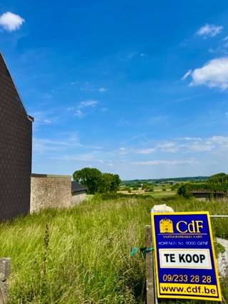 TE KOOP - Maarkedal.<br /><br />Ontdek deze goed gelegen bouwgrond (HOB) van 294 m² in het charmante Maarkedal, waar je elke dag geniet van een uitgestrekt uitzicht over de omliggende velden. De ideale plek voor wie natuur en een open gevoel belangrijk vindt.<br /><br />Troeven:<br />-Uitgestrekt en open zicht op het landschap<br />-Oppervlakte: 294 m²<br />-Achteraan mogelijkheid tot uitweg<br />-Verleende bouwvergunning aanwezig<br />-Landelijke ligging<br /><br />📞 Meer info beschikbaar op kantoor. Neem gerust contact op!